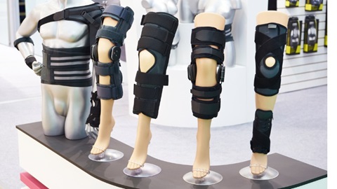 Assortiment braces in een orthopediewinkel